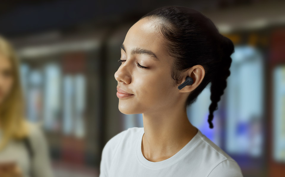 Słuchawki bezprzewodowe Samsung Galaxy Buds3 FE szare grafika przedstawia kobietę ze słuchawkami w uszach